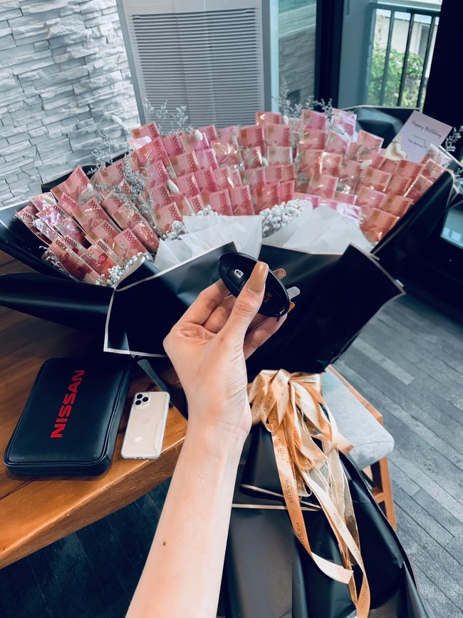 Wolipop menghubungi Tunas Pamungkas Komara yang mengunggah video tersebut. Tunas merupakan wanita yang ada di video viral tersebut yang mendapatkan hadiah mobil, buket uang Rp 10 juta dan iPhone dari kekasihnya. Tunas mengaku terkejut ketika mengetahui videonnya viral di TikTok. Foto: Dok. pribadi Tunas Komara.