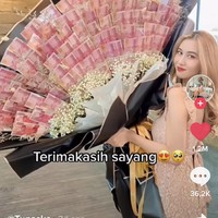 Di akhir wawancara, wanita yang tinggal di Blitar, Jawa Timur itu memberikan tanggapannya tentang komentar warganet di akun TikToknya. Ada yang kocak ada yang positif tapi kebanyakan yang positif sih. Senang karena banyak yang dukung dan mendoakan. Kalo komentar negatif sama sekali aku anggap hal biasa. Karena orang bebas berprespektif, yang penting spreading positive aja kita mah dan nggak aku masukin hati, tutupnya dengan ramah. Foto: Tangkap Layar TikTok @tunasko.