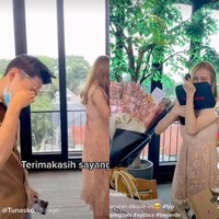 Wanita 24 tahun itu menceritakan hal yang terjadi di video TikToknya. Tunas mengungkapkan, pacarnya yang bernama Hadiyan sudah merencakan bersama temannya, untuk memberikan kejutan untuknya.