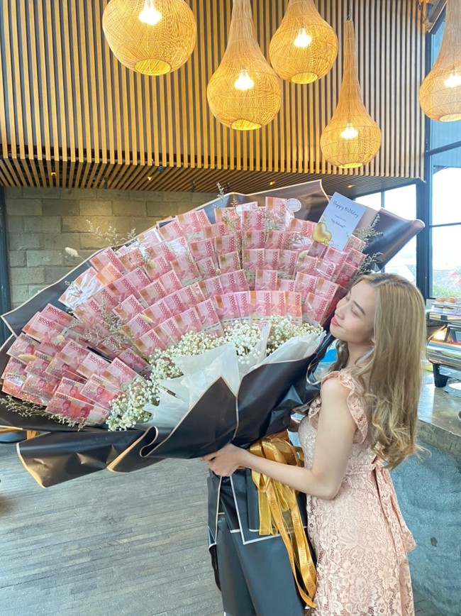 Aku kemarin gak tahu tiba-tiba dikasih surprise waktu aku lagi nongkrong. Jadi ini hari ulang tahunku. Dan gak ngerti lagi aku tu mau nangis. Kalau inget ini dia so sweet banget. Aku kepengen nangis. Kita sudah dua tahun jalan. Surprise kado : Mobil, buket yang Rp 10 juta dna Iphone 11pro. Dia yang kasih, dia yang terharu. Terimakasih sayang. 2th pacaran dikasih ini🥺 #fyp #couplegoals #xyzbca #beranda, ucap akun TikTok @tunasko. Foto: Dok. pribadi Tunas Komara.