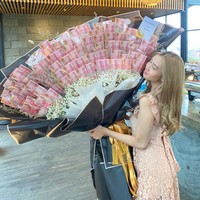 Aku kemarin gak tahu tiba-tiba dikasih surprise waktu aku lagi nongkrong. Jadi ini hari ulang tahunku. Dan gak ngerti lagi aku tu mau nangis. Kalau inget ini dia so sweet banget. Aku kepengen nangis. Kita sudah dua tahun jalan. Surprise kado : Mobil, buket yang Rp 10 juta dna Iphone 11pro. Dia yang kasih, dia yang terharu. Terimakasih sayang. 2th pacaran dikasih ini🥺 #fyp #couplegoals #xyzbca #beranda, ucap akun TikTok @tunasko. Foto: Dok. pribadi Tunas Komara.