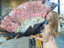 9 Foto Wanita yang Viral karena Dihadiahi Pacar Mobil & Buket Uang 10 Juta