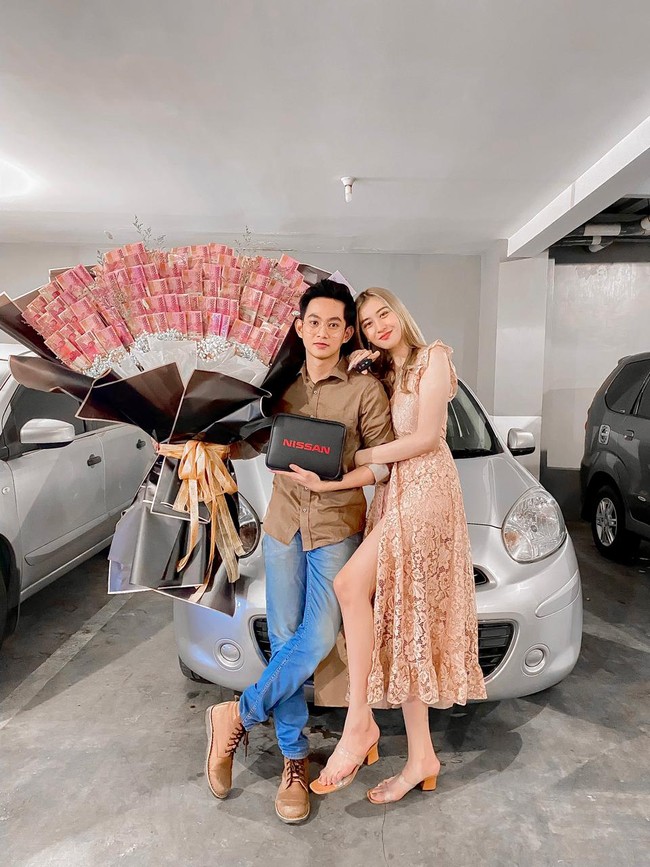 Pria ini viral karena memberikan kado yang di luar dugaan pacarnya. Ia memberikan mobil, buket uang Rp 10 juta dan juga Iphone 11 pro. Foto: Dok. pribadi Tunas Komara.