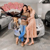 Pria ini viral karena memberikan kado yang di luar dugaan pacarnya. Ia memberikan mobil, buket uang Rp 10 juta dan juga Iphone 11 pro. Foto: Dok. pribadi Tunas Komara.