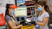 Para pengunjung yang bertransaksi di supermarket itu pun disarankan melakukan transaksi digital atau cashless guna memutus mata rantai penyebaran virus Corona.