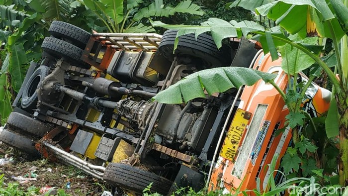 Truk muatan kabel terguling akibat hindari pemotor yang terjatuh di Cianjur