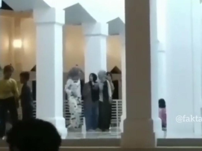 Viral 4 perempuan muda joget TikTok di Masjid Terapung Painan, Masjid Samudera Ilahi (Screenshot video viral)