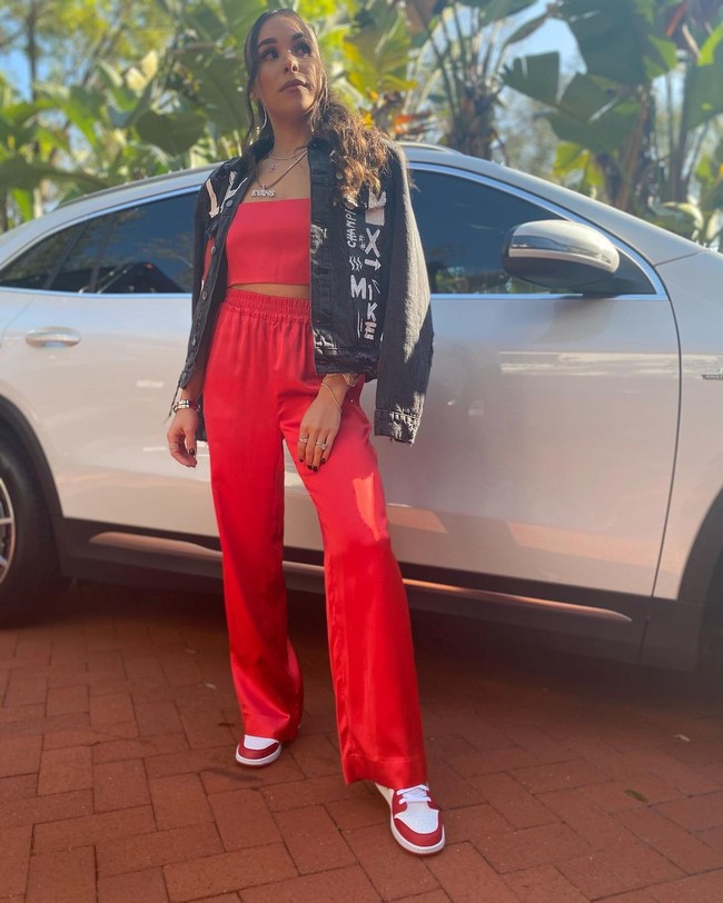 Ashli Evans bertemu dengan suaminya Mike Evans di kampus dan menikah di 2016. Kini mereka sudah memiliki dua anak. Ashli sendiri adalah seorang blogger lifestyle yang punya banyak follower di media sosial. Sangat mendukung sang suami ia mengenakan setelan merah dengan jaket hitam. Foto: Instagram