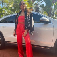 Ashli Evans bertemu dengan suaminya Mike Evans di kampus dan menikah di 2016. Kini mereka sudah memiliki dua anak. Ashli sendiri adalah seorang blogger lifestyle yang punya banyak follower di media sosial. Sangat mendukung sang suami ia mengenakan setelan merah dengan jaket hitam. Foto: Instagram