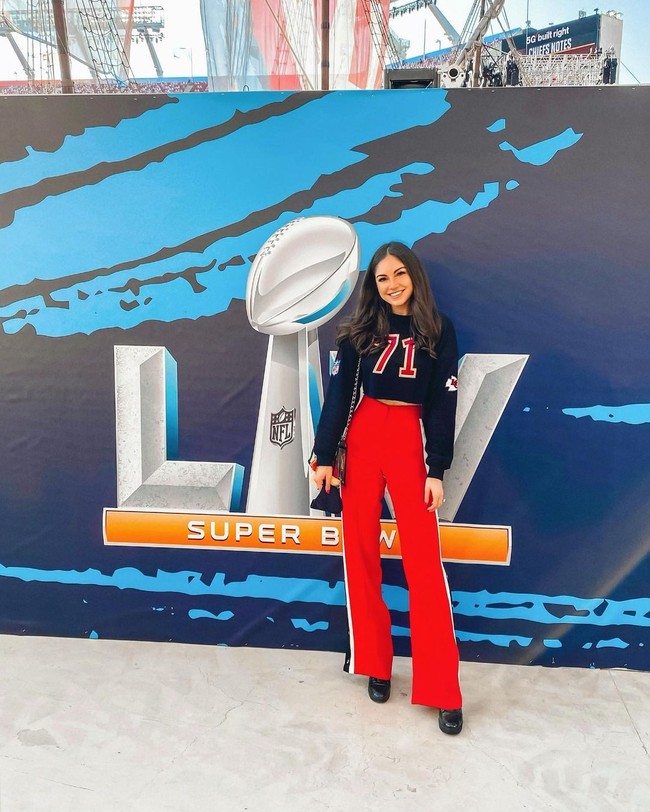 Brooke Lynn merupakan model yang menikah dengan atlet Mitchell Schwartz dari tim Kansas City Chiefs. Brooke tampak excited menyambut pertandingan yang cukup penting dalam karier suaminya ini. Dalam salah satu foto, ia terlihat memakai setelan sporty yang stylish. Foto: Instagram
