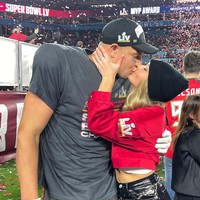 Model lain yang datang untuk mendukung pacarnya saat bertanding di Super Bowl adalah Camille Kostek. Pacar dari Rob Gronkowski tersebut sebelumnya adalah cheerleader tim football dan bertemu dengan Rob di acara amal pada 2013. Camille dan Gisele pun sempat mengabadikan momen mereka bersama. Foto: Instagram