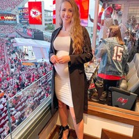 Lawan Tom Brady, Patrick Mahomes, pada laga kemarin juga membawa pasangan untuk memberi dukungan. Adalah Brittany Matthews yang sudah lama dikencaninya dan kini sedang mengandung. Selain karena pasangan, Brittany sendiri memang seorang wanita yang suka olahraga.  Foto: Instagram