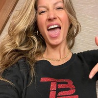 Gisele Bundchen menjadi salah satu WAGs (Wives and Girlfriends) yang memberi dukungannya pada suami yang berlaga di Super Bowl. Supermodel yang merupakan istri dari Tom Brady itu tampak mengunggah foto bergaya kasual dengan baju berlogo inisial TB untuk menunjukkan support pada suami. Foto: Instagram