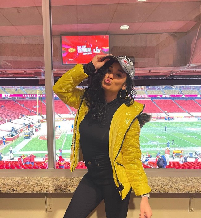 Davontay Moore menunjukkan dukungannya kepada tim suami yang bertanding di Super Bowl semalam. Davontay yang menikah dengan Demarcus Robinson tersebut juga punya banyak follower di Instagram. Wanita cantik itu baru melahirkan anak keduanya tahun lalu. Foto: Instagram