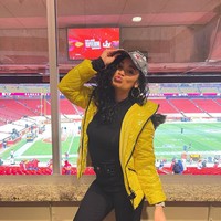 Davontay Moore menunjukkan dukungannya kepada tim suami yang bertanding di Super Bowl semalam. Davontay yang menikah dengan Demarcus Robinson tersebut juga punya banyak follower di Instagram. Wanita cantik itu baru melahirkan anak keduanya tahun lalu. Foto: Instagram