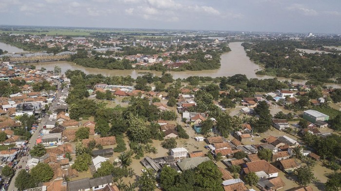 Foto udara pemukiman warga yang terdampak banjir akibat luapan Sungai Cibeet dan Citarum,  di Cikarang, Kabupaten Bekasi, Jawa Barat, Selasa (9/2/2021). Menurut data BPBD Kabupaten Bekasi sebanyak 12 Kecamatan terdampak banjir dengan ketinggian 30 cm sampai dengan 150 cm. ANTARA FOTO/Fakhri Hermansyah/hp