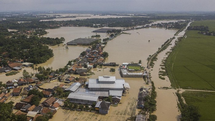 Foto udara pemukiman warga yang terdampak banjir akibat luapan Sungai Cibe'et dan Citarum,  di Cikarang, Kabupaten Bekasi, Jawa Barat, Selasa (9/2/2021). Menurut data BPBD Kabupaten Bekasi sebanyak 12 Kecamatan terdampak banjir dengan ketinggian 30 cm sampai dengan 150 cm. ANTARA FOTO/Fakhri Hermansyah/hp