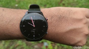Amazfit GTR 2e hadir dengan bentuk bulat klasik. GTR 2e punya pilihan warna Obsidian Black, Slate Grey dan Matcha Green. (Fitraya Ramadhanny/detikINET)