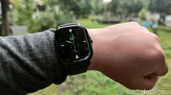 GTS 2e bentuk jamnya adalah kotak dengan sudut lengkung. GTS 2e punya opsi warna Obsidian Black, Moss Green dan Lilac Purple. (Fitraya Ramadhanny/detikINET)