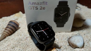 GTS 2e layarnya AMOLED 1,65 inchi dengan resolusi 341 ppi. Kedua jam ini punya tingkat kecerahan 450 nits dan saturasi warna mencapai 100% NTSC. (Fitraya Ramadhanny/detikINET)