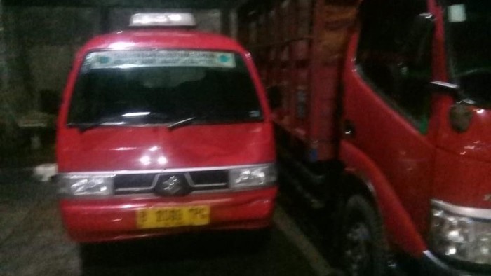 Angkot seruduk bengkel dan motor di Cakung, Jaktim