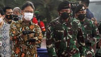 Panglima TNI Marsekal Hadi Tjahjanto memimpin apel di Mabes TNI, Cilangkap, Jakarta, Selasa (9/2/2021). Apel Kesiapan Tenaga Vaksinator dan Tracer COVID-19 juga dihadiri oleh Menteri Kesehatan Budi Gunadi Sadikin.