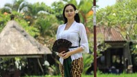 Menurut pengakuan Aura Kasih, Eryck Amaral tidak suka tinggal di Indonesia. (Foto: dok. Instagram @aurakasih)  