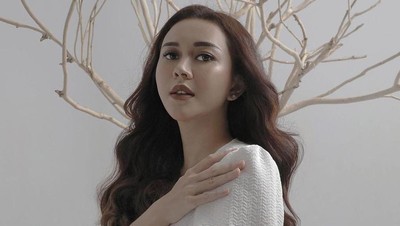 10 Potret Aura Kasih yang Kini Jadi Single Parent