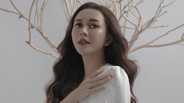 10 Potret Aura Kasih yang Kini Jadi Single Parent
