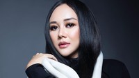 Selama pandemi, Aura Kasih dan Eryck Amaral memang terpisah jarak. (Foto: dok. Instagram @aurakasih)  