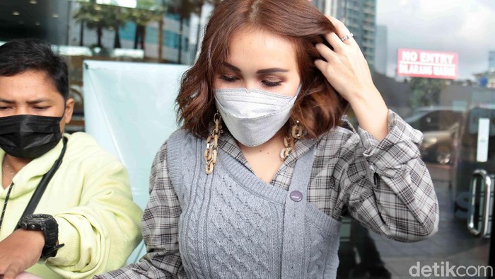 Ayu Ting Ting saat ditemui di gedung Trans TV.