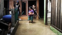 Tidak hanya gang jalan, air juga masuk ke dalam rumah warga.