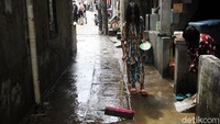 Di sejumlah titik banjir telah suruh. Warga pun mulai bersih-bersih lumpur sisa banjir.