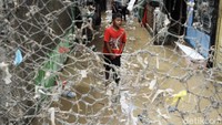Banjir menggenangi permukiman warga itu sejak kemarin.