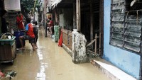 Setidaknya puluhan rumah masih tergenang banjir sejak kemarin.