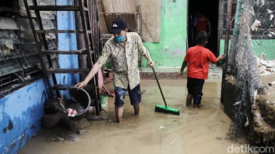 Penampakan Banjir Bercampur Lumpur di Rawajati