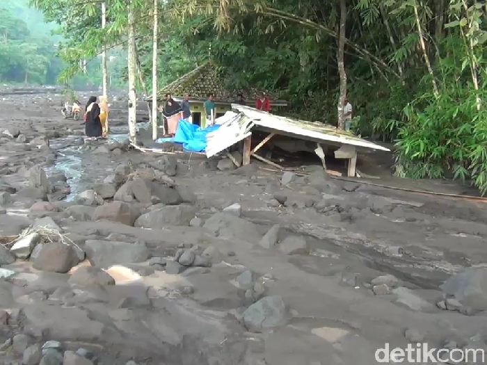 Banjir lahar dingin Gunung Semeru yang menyeret sebuah mobil Senin (8/2) sore juga menimbun musala dan warung