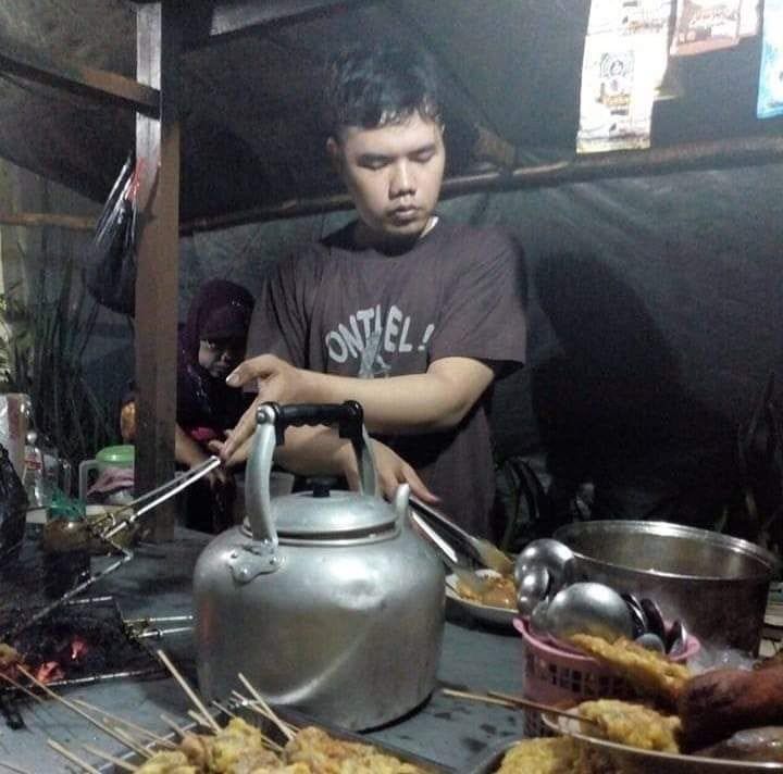 Beda Nasib, Penjual Makanan Mirip Seleb Ini Bikin Ngakak