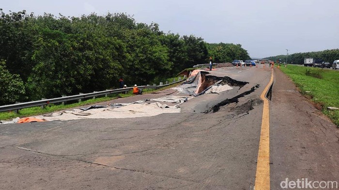 Ruas jalan Tol Cikopo-Palimanan (Cipali) KM 122 arah Jakarta mengalami ambles. Petugas memberlakukan contraflow atau sistem lawan arus di lokasi tersebut.