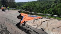 Sebelumnya, - Tol Cipali Km 136 yang mengarah ke Jakarta dan Bandung sempat dipadati kendaraan karena adanya genangan air. Genangan air itu disebabkan oleh curah hujan yang deras mengguyur sekitar tol tersebut.