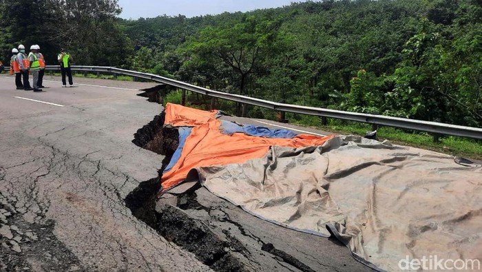 Ruas jalan Tol Cikopo-Palimanan (Cipali) KM 122 arah Jakarta mengalami ambles. Petugas memberlakukan contraflow atau sistem lawan arus di lokasi tersebut.
