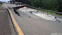 Amblasnya ruas Tol Cikopo-Palimanan (Cipali) KM 122 juga menarik perhatian publik. Peristiwa itu terjadi akibat gerusan lereng badan jalan imbas tingginya intensitas hujan di Jawa Barat sehingga membuat jalan retak sepanjang 40 meter. Perbaikan jalan yang amblas di Tol Cipali KM 122 arah Jakarta itu pun telah diperbaiki sejak Selasa (9/2) lalu. Dian Firmansyah/Dok. Detikcom.