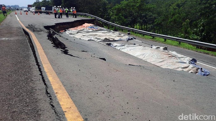 Ruas jalan Tol Cikopo-Palimanan (Cipali) KM 122 arah Jakarta mengalami ambles. Petugas memberlakukan contraflow atau sistem lawan arus di lokasi tersebut.