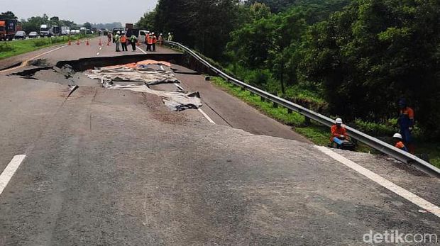 Ruas jalan Tol Cikopo-Palimanan (Cipali) KM 122 arah Jakarta mengalami ambles. Petugas memberlakukan contraflow atau sistem lawan arus di lokasi tersebut.