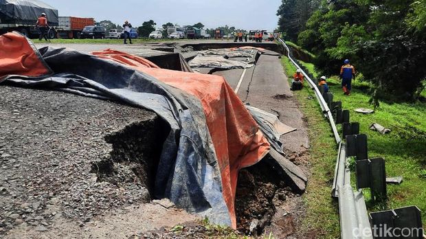 Ruas jalan Tol Cikopo-Palimanan (Cipali) KM 122 arah Jakarta mengalami ambles. Petugas memberlakukan contraflow atau sistem lawan arus di lokasi tersebut.