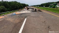 Ruas jalan Tol Cikopo-Palimanan (Cipali) KM 122 arah Jakarta mengalami ambles. Petugas memberlakukan contraflow atau sistem lawan arus di lokasi tersebut.