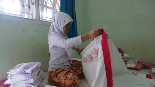 Berani Resign dari Bank, Wanita Ini Sukses Bisnis Mukena Lukis