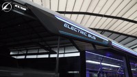  Mempermanis tampilan, di bagian atas pilar kaca depan disematkan emblem electric bus. Bus ini juga sudah menggunakan suspensi udara, sehingga ketinggian dek bisa diatur sesuai kebutuhan. Laksana mengatakan jika bodi bus listrik ini bisa dipakai selama lebih dari 15 tahun. Foto: Youtube Laksana Bus