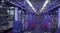 Sekarang kita tengok di bagian interior, ternyata bus listrik ini sudah dilengkapi kamera CCTV. Dan pada bagian joknya menggunakan warna biru, lengkap dengan logo Transjakarta. Foto: Youtube Laksana Bus