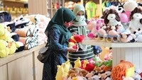  Ada juga toko suvenir untuk beli oleh-oleh. Di sini traveler akan menemukan benda bertema sapi. (Cimory Puncak/instagram)